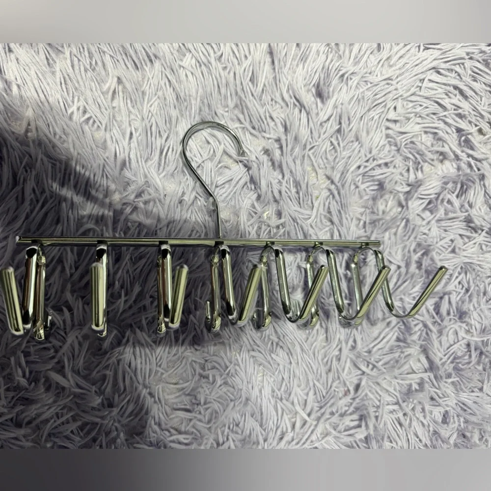 Metal belt hanger